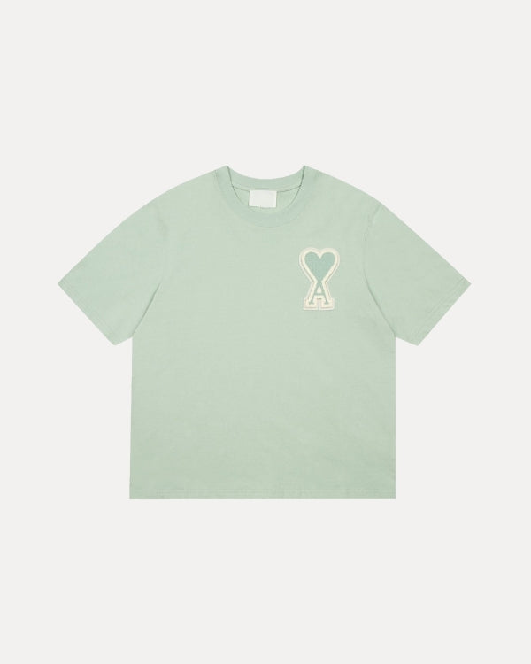 T-SHIRT DÉTAIL SUR LA POITRINE