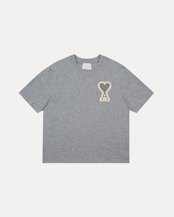T-SHIRT DÉTAIL SUR LA POITRINE