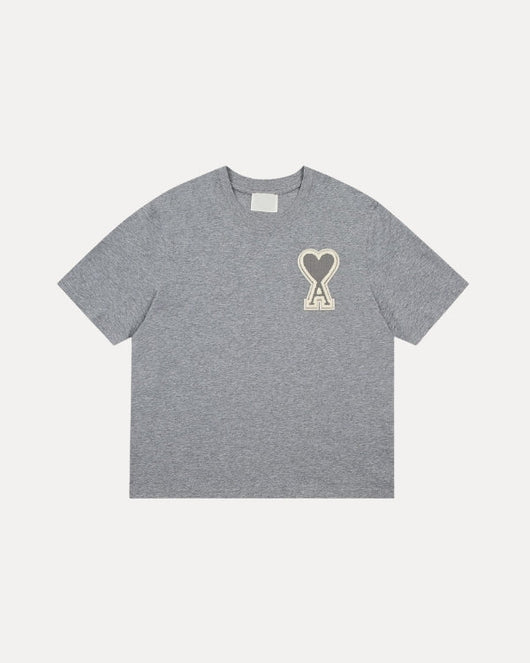 T-SHIRT DÉTAIL SUR LA POITRINE