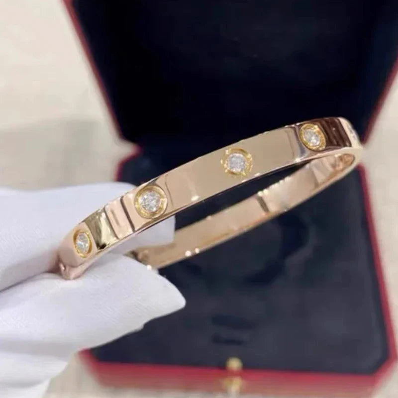 Bracelet classique avec détail en nacre et zircone