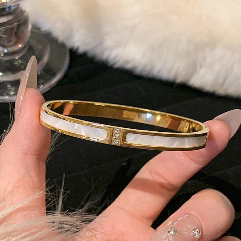 Bracelet classique avec détail en nacre et zircone