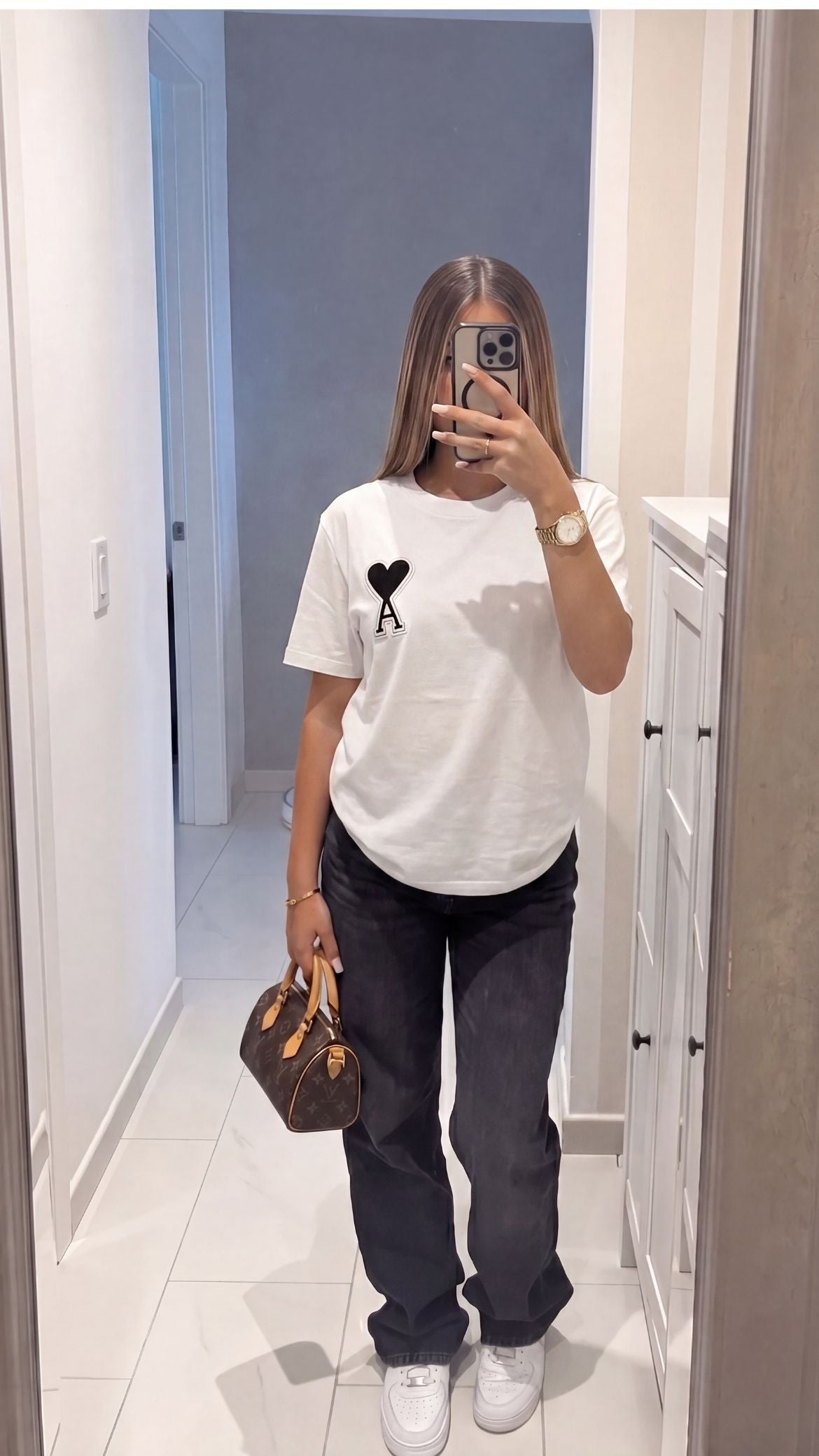 T-SHIRT DÉTAIL SUR LA POITRINE