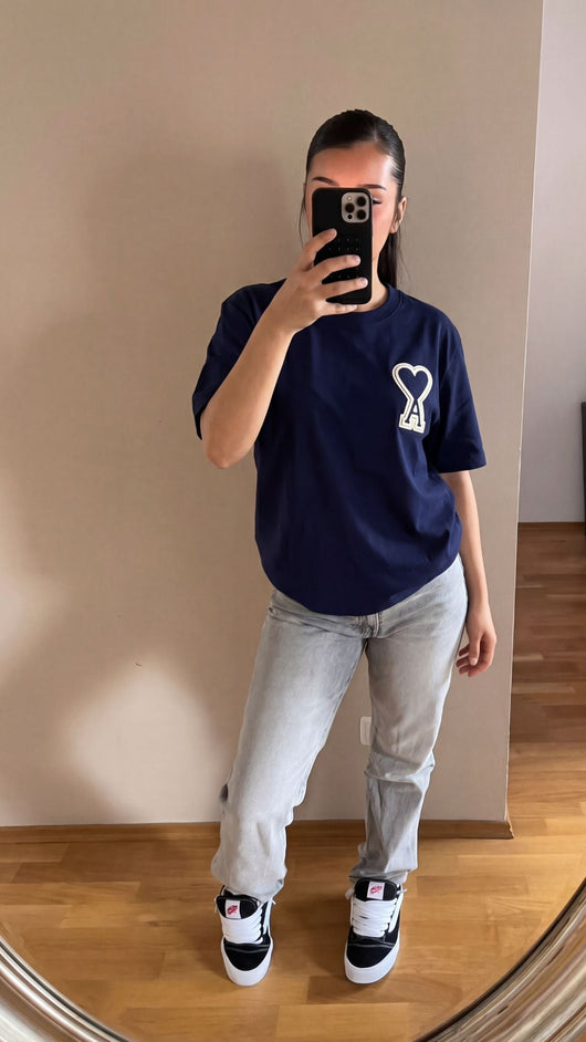 T-SHIRT DÉTAIL SUR LA POITRINE