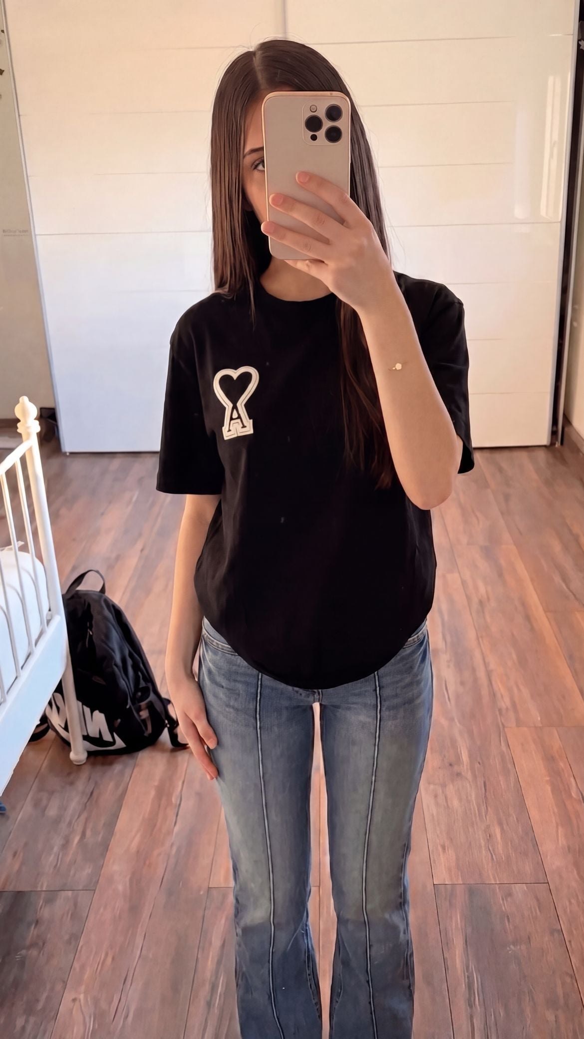 T-SHIRT DÉTAIL SUR LA POITRINE