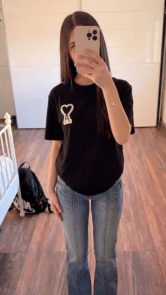 T-SHIRT DÉTAIL SUR LA POITRINE